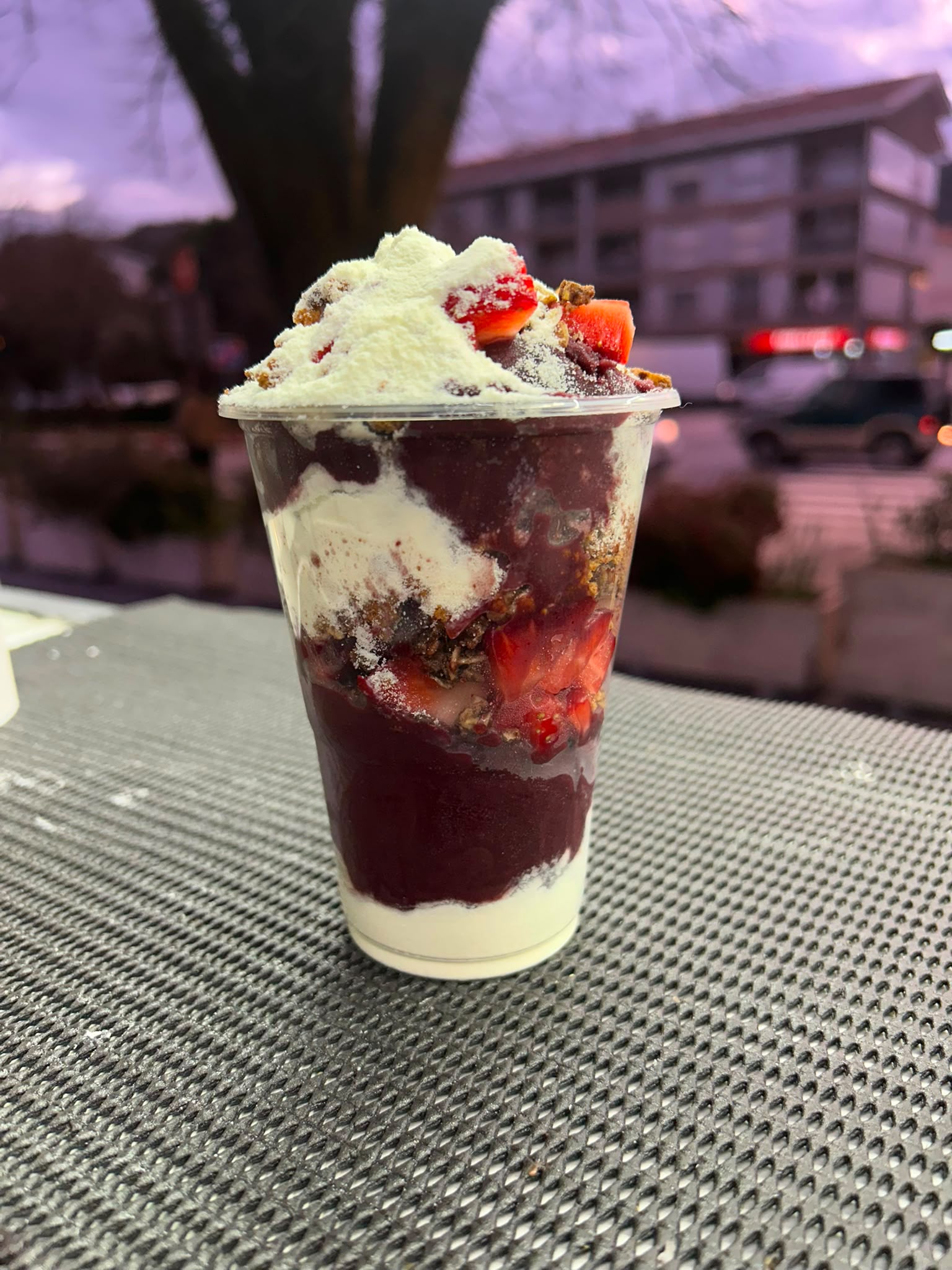 Açaí com fruta e toppings pronto a servir