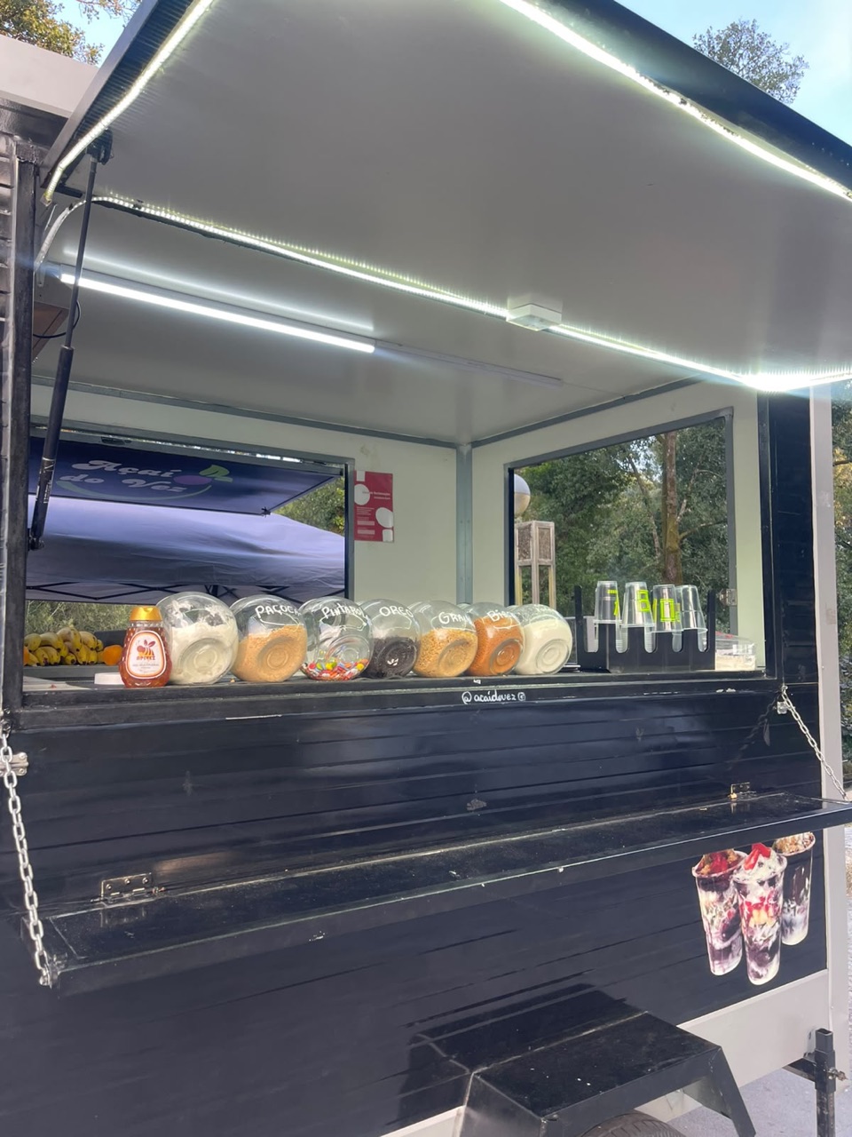 Balcão aberto com toppings preparados para servir